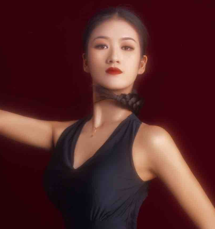 李涟漪，拉丁舞、剧目编导教师；中国国际标准舞总会B级评审、中国国际标准舞总会院士级教师，2021年荣获CBDF中国国际标准舞精英赛职业新星组冠军。.png