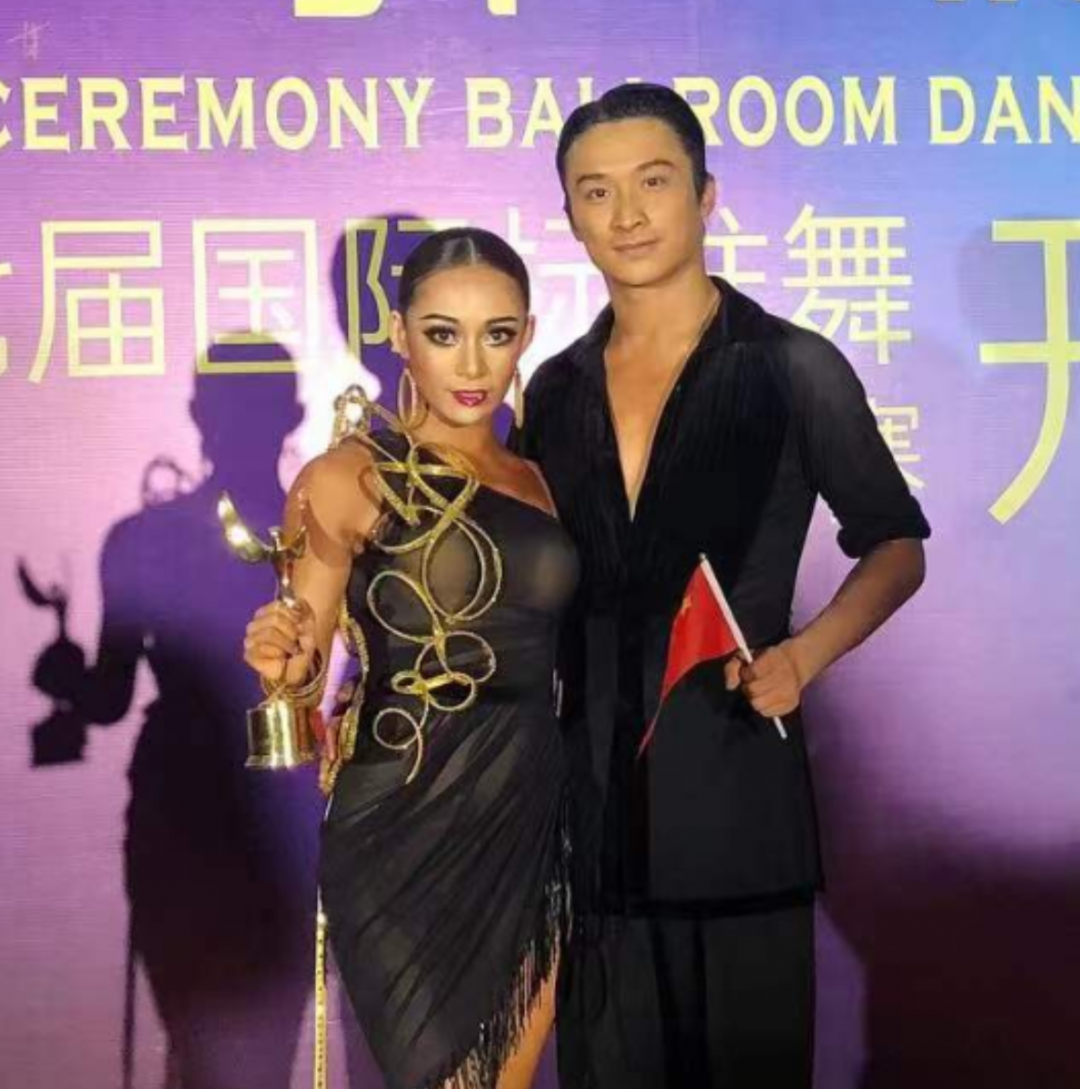 崔梦佳 姜玉琳，CBDF中国职业拉丁舞冠军，英国舞蹈公开赛职业新星组亚军，德国德意志世界公开赛German Open Dance Festival职业组第五名等。.jpg
